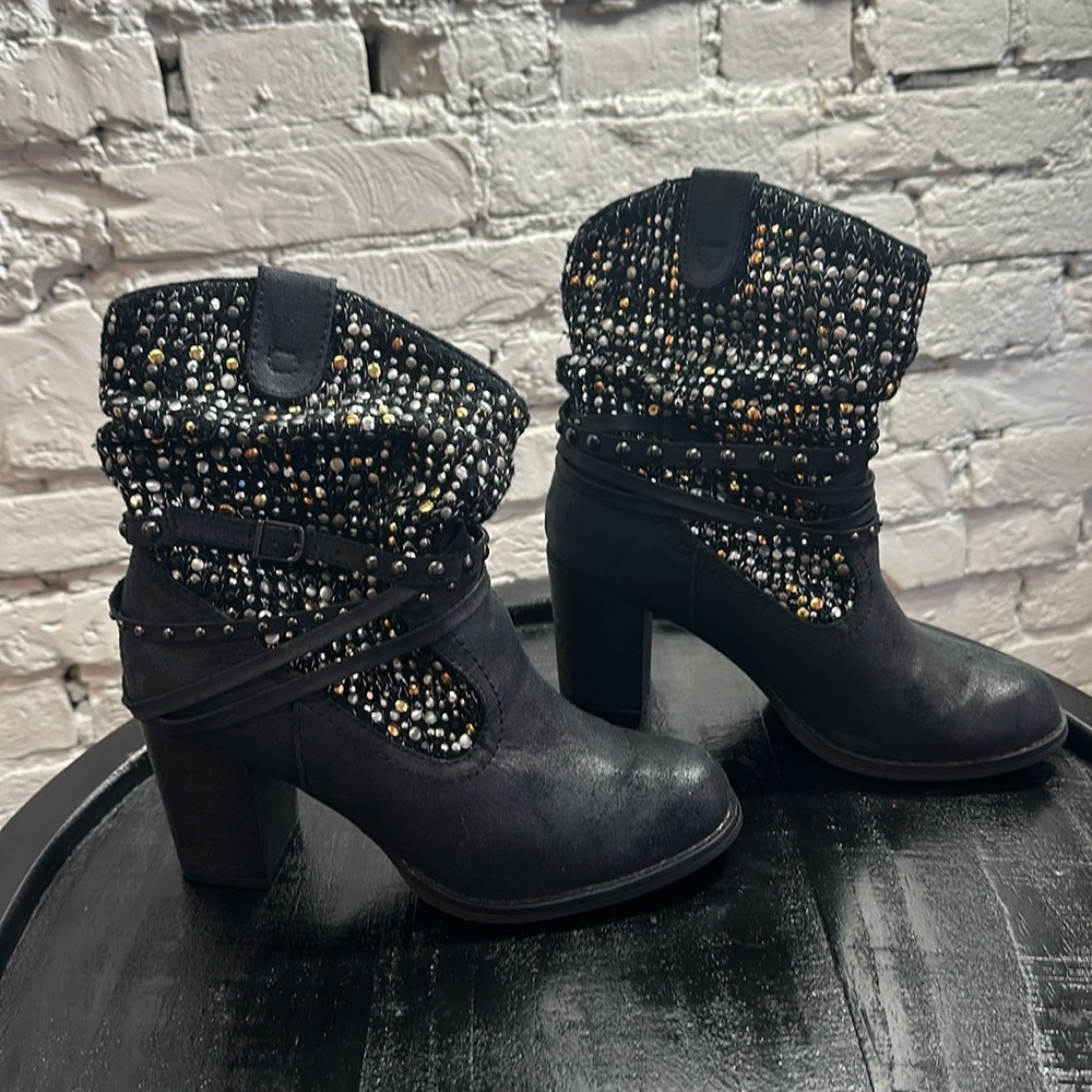 Not Rated sz 7 Black Boots